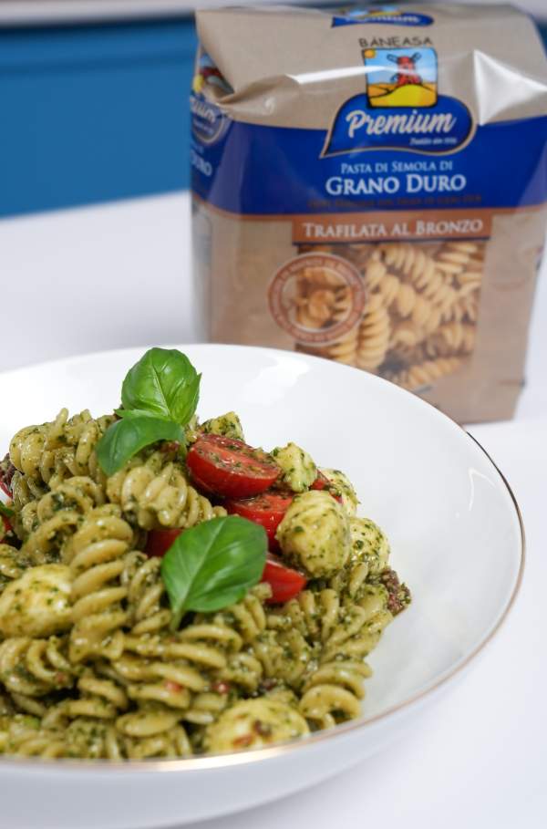 🍝 Paste Caprese cu Avocado – prospețime, cremozitate și savoare într-o singură farfurie