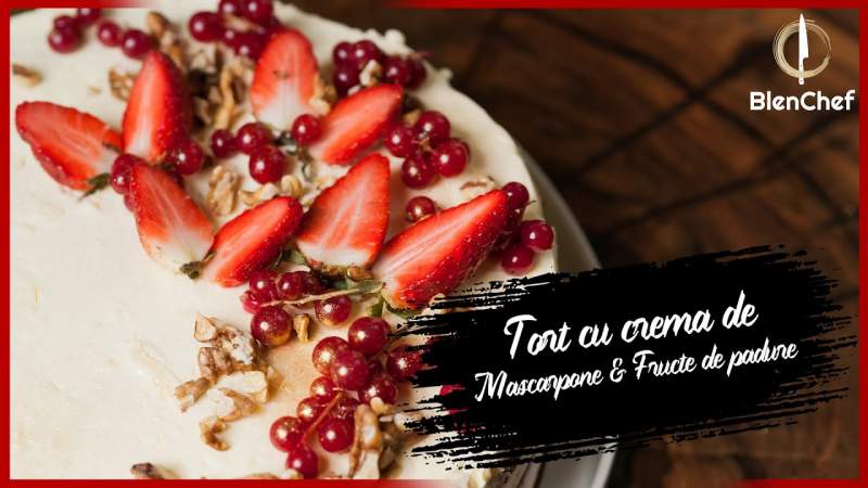 Tort cu cremă de mascarpone și fructe de pădure