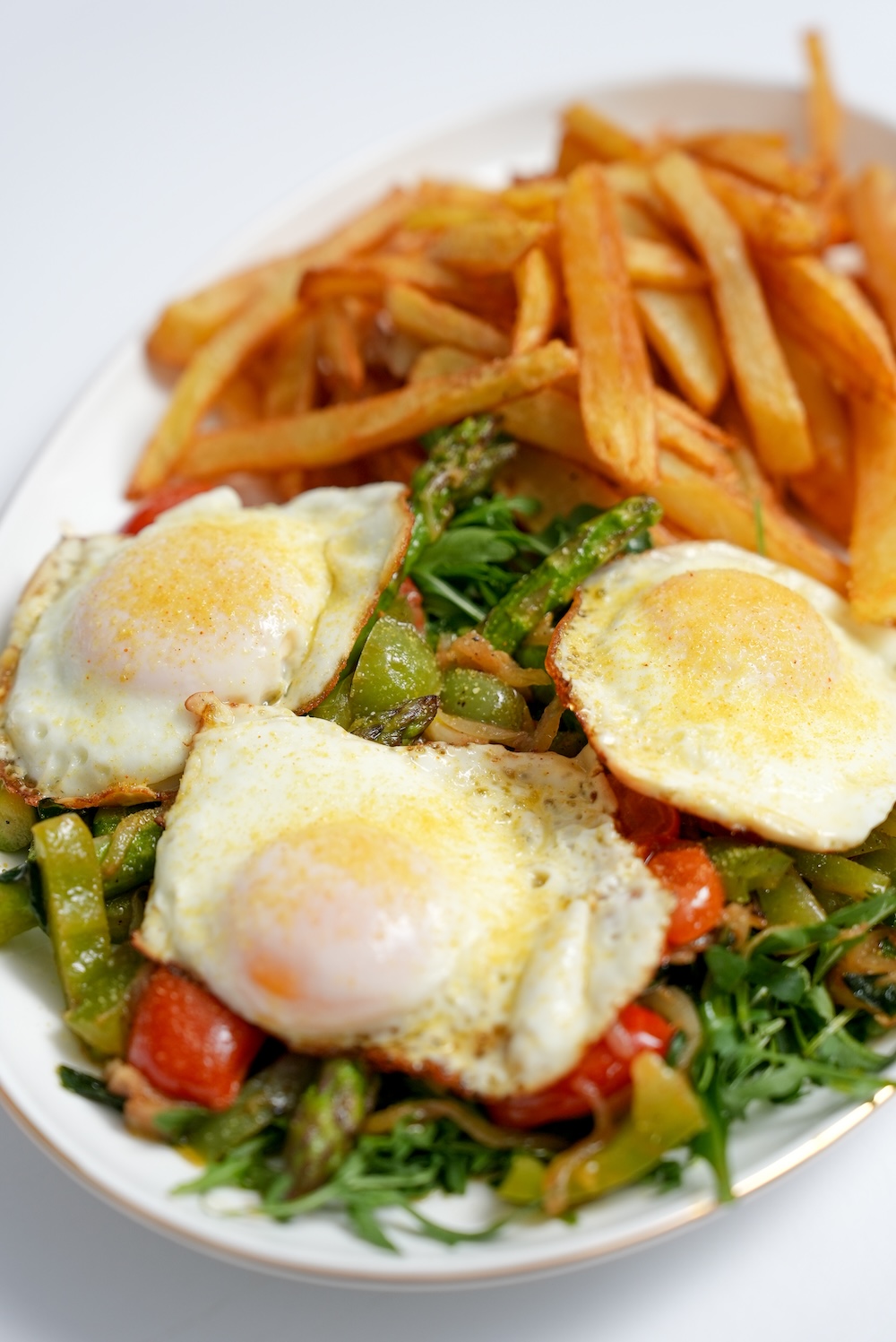 Mic dejun în stil mediteranean cu cartofi prăjiți